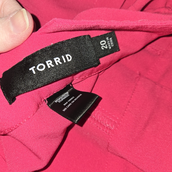 TORRID Women's Plus Size Shorts Solid Hot Pink Buckle Pleated Size 20 - Picture 4 of 4